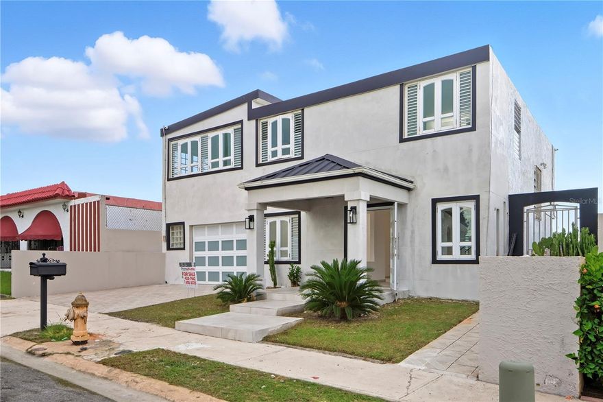 Beautiful and fully updated home in Estancias de Río Hondo I, Bayamón, featuring 20 solar panels and two Tesla Powerwall batteries (leased)—ideal for long-term energy savings and reliability. Located in a gated community with controlled access and TeleEntry, directly across from the community park and close to shopping, schools, hospitals, restaurants, and major access roads.

This spacious residence offers 5 bedrooms, 2.5 bathrooms, approximately 2,000 sq ft, an extended garage for multiple vehicles, a large yard with side access, and open-concept living areas perfect for modern family living. The primary suite measures approximately 22’ x 15’ with a large walk-in closet (no private bathroom). A second oversized suite (15’ x 25’) is ideal for an office, gym, studio or additional family room.

Recent upgrades include: new PVC laminate kitchen cabinetry, natural quartzite countertops, fully renovated bathrooms, modern updated façade, and refreshed interior finishes throughout. The home shows beautifully and is move-in ready.

Property qualifies for traditional bank financing, CDBG-R3 up to $200,000, and HBA subsidies (program availability required). Private showings available with a pre-qualification letter.