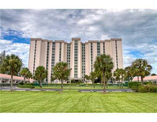 LONGBOAT KEY, this 2 bed, 2 bath luxury condo with sweeping views of the GULF OF MEXICO, from every room, will truly capture you. Enjoy exquisite sunsets from any room or either private terrace. Interior design by award- winning international artist, with paintings & sculptures from the artist's private collection for your enjoyment. Granite counters & granite inlaid floor tiles in kitchen. Master bedroom has two full size beds as well as one full size bed in the 2nd bedroom. A five minute walk to shopping & pharmacy. Short drive to St. Armand's or downtown Sarasota, for restaurants , theaters and boutique shopping. SARASOTA FL.BEACHFRONT,GULF OF MEXICO,RENTAL,SEASONAL,LUXURY