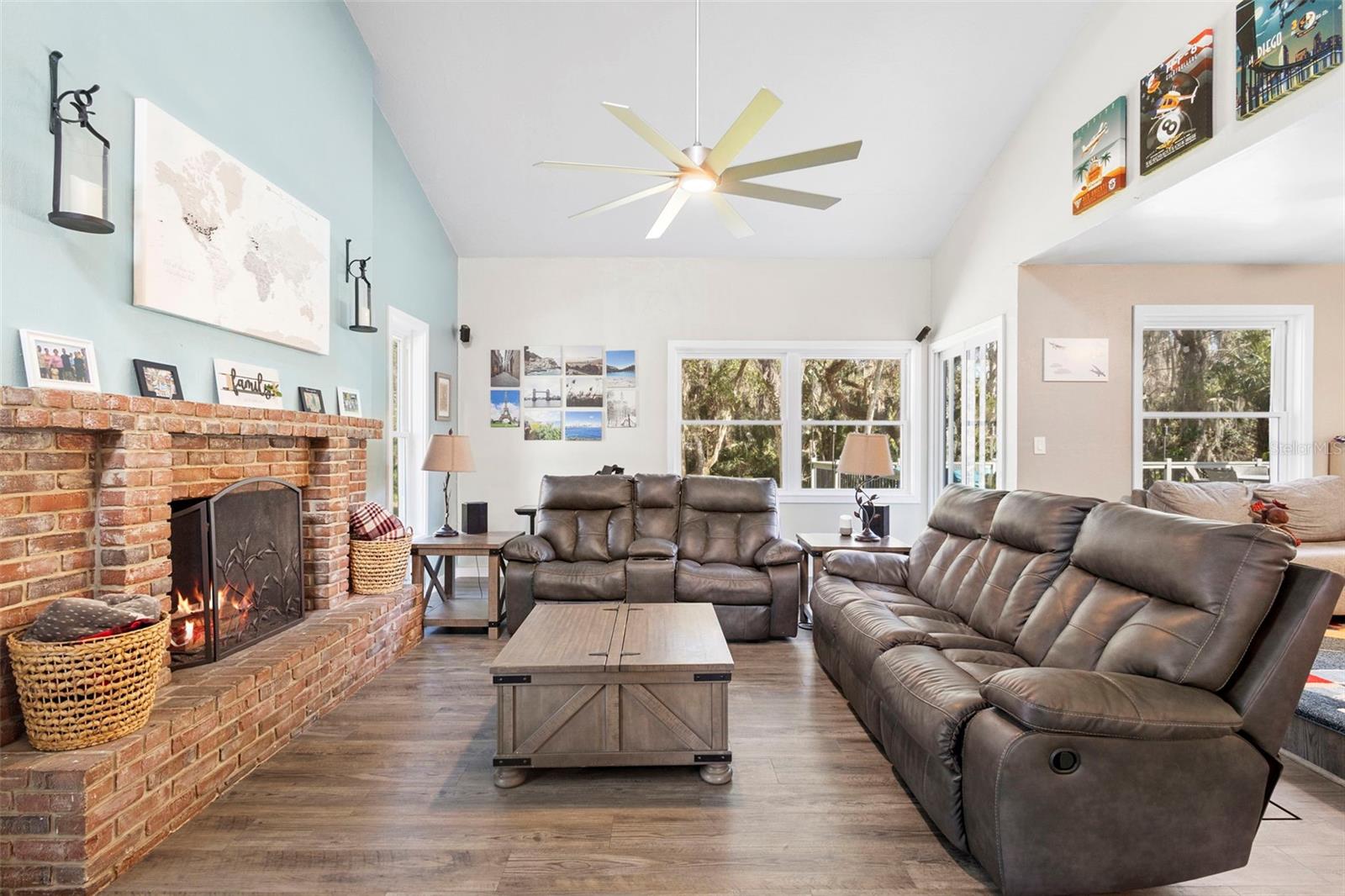 385 E COUNTRY CIRCLE DRIVE