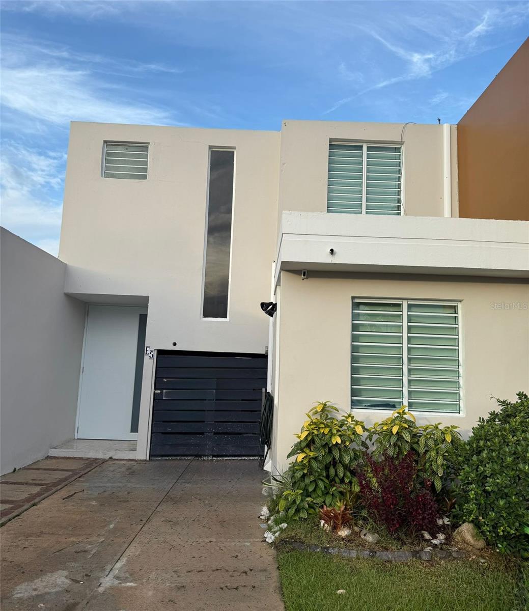 One or more photo(s) has been virtually staged. Located in one of Bayamón’s most convenient communities, this townhouse offers comfort, security, and excellent accessibility.
Close to everything:
Tren Urbano (Torrimar Station)