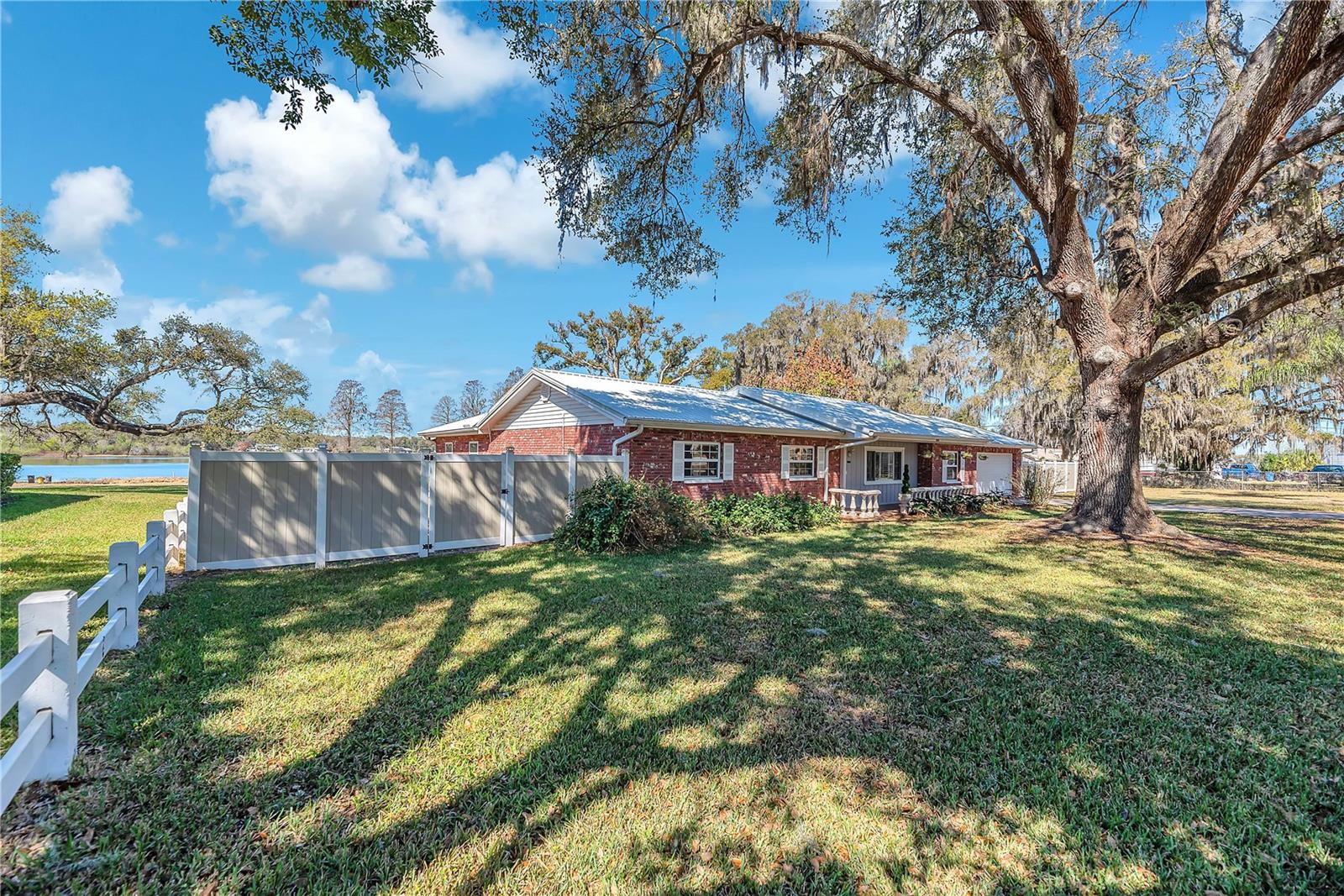 VALRICO LAKE ESTATES - Residential