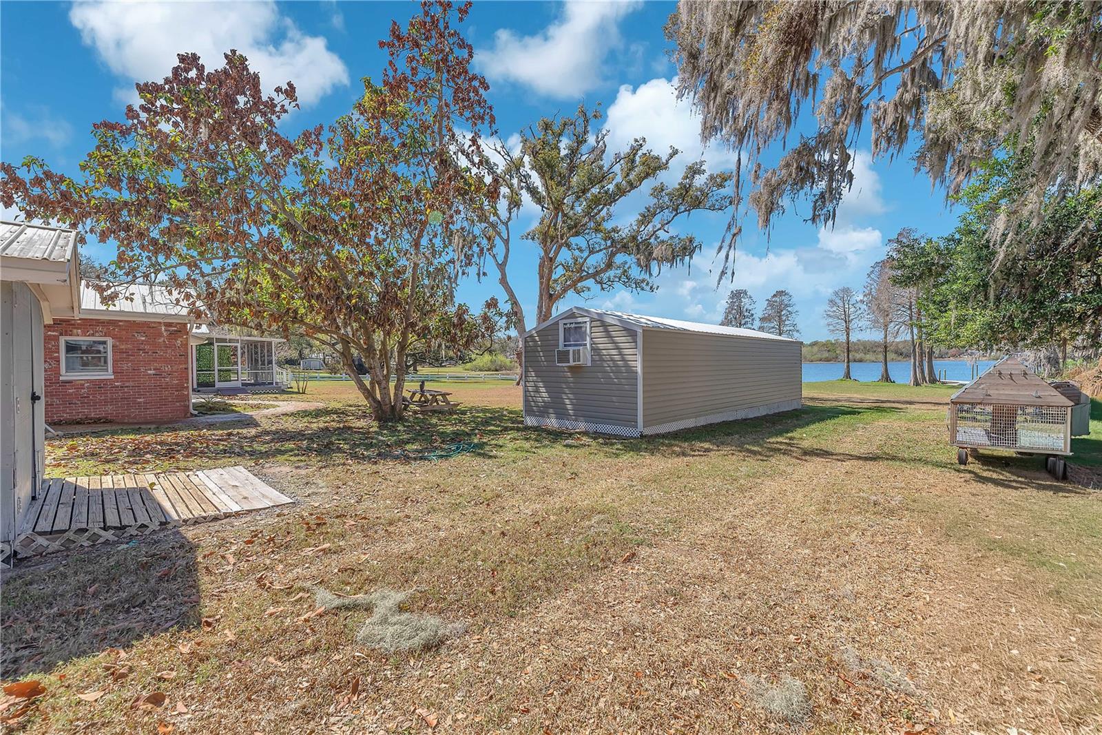 VALRICO LAKE ESTATES - Residential