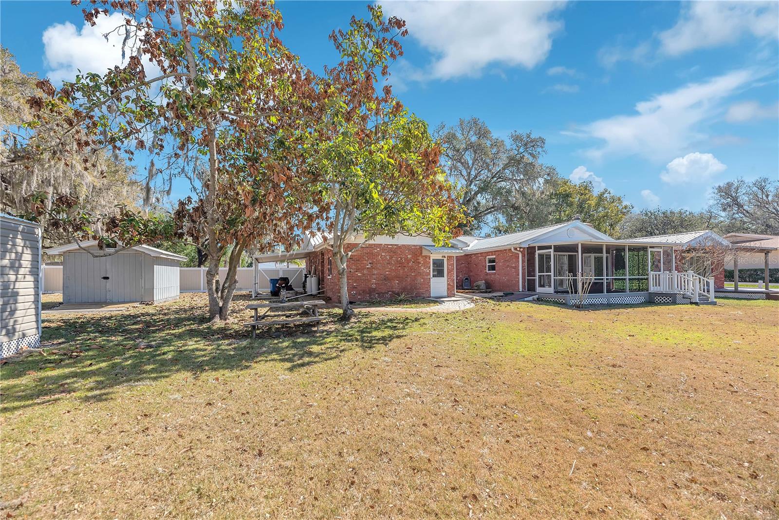 VALRICO LAKE ESTATES - Residential