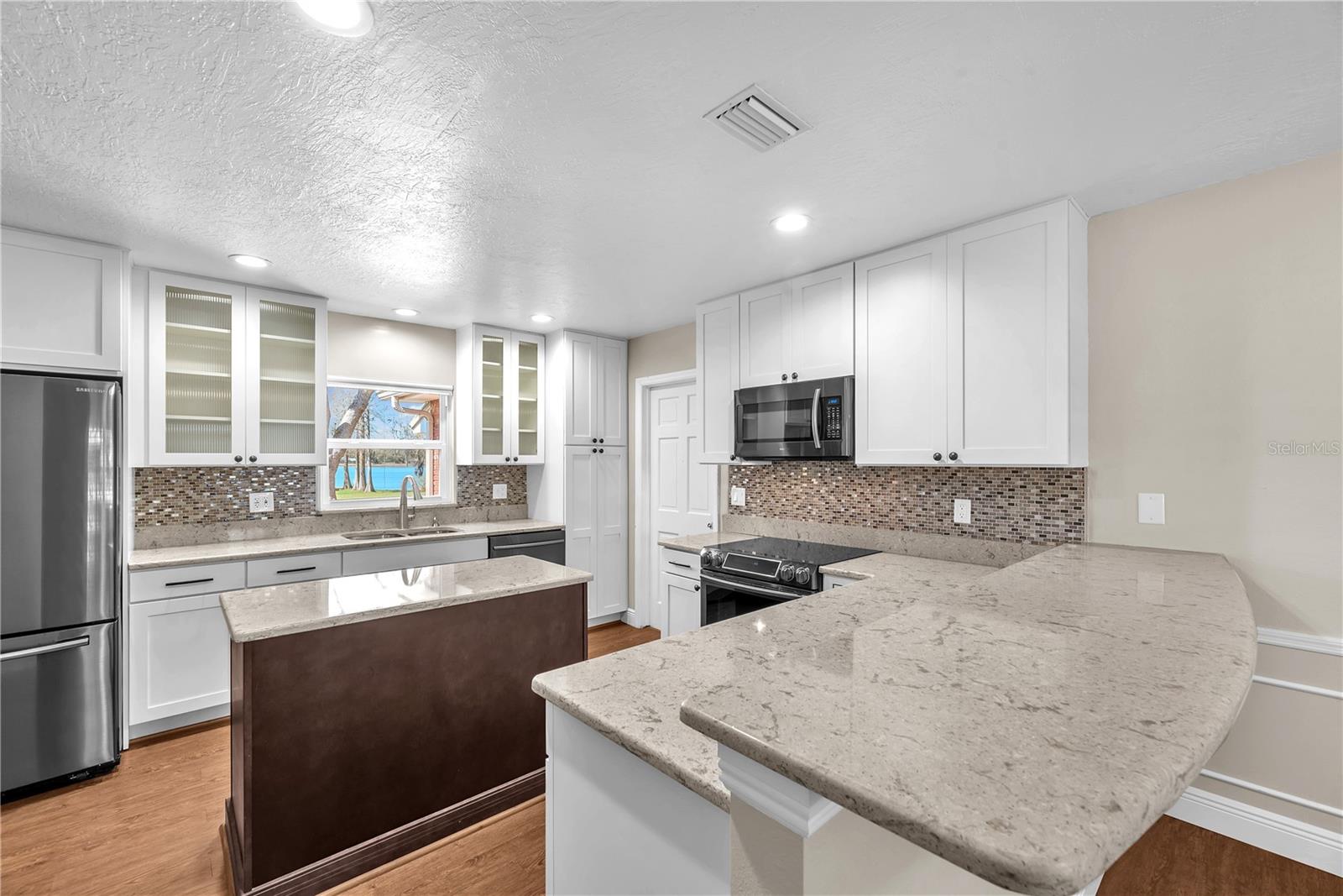 VALRICO LAKE ESTATES - Residential