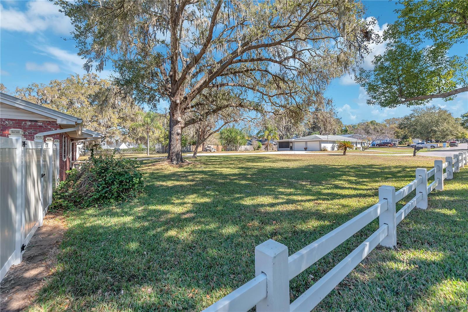 VALRICO LAKE ESTATES - Residential