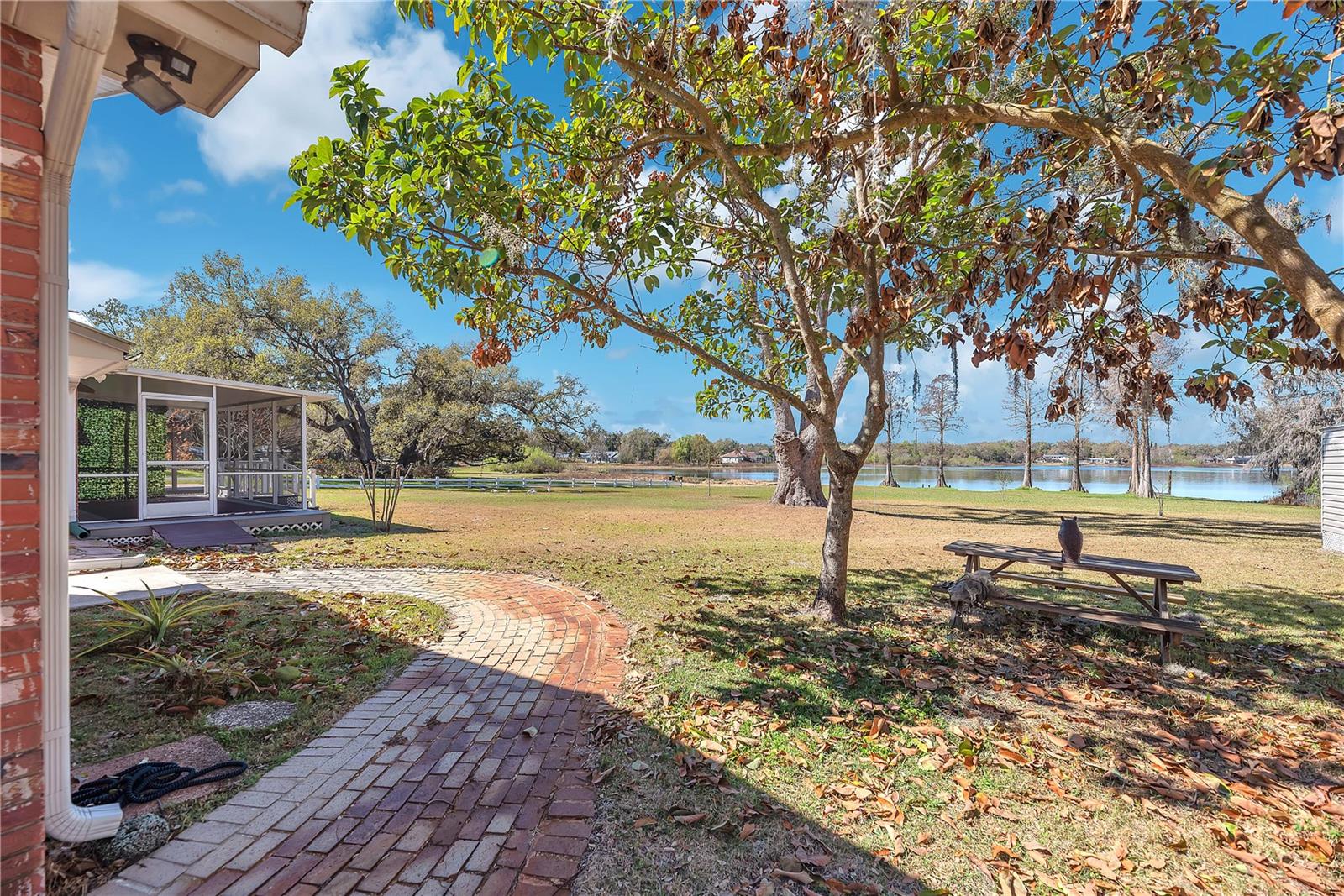 VALRICO LAKE ESTATES - Residential