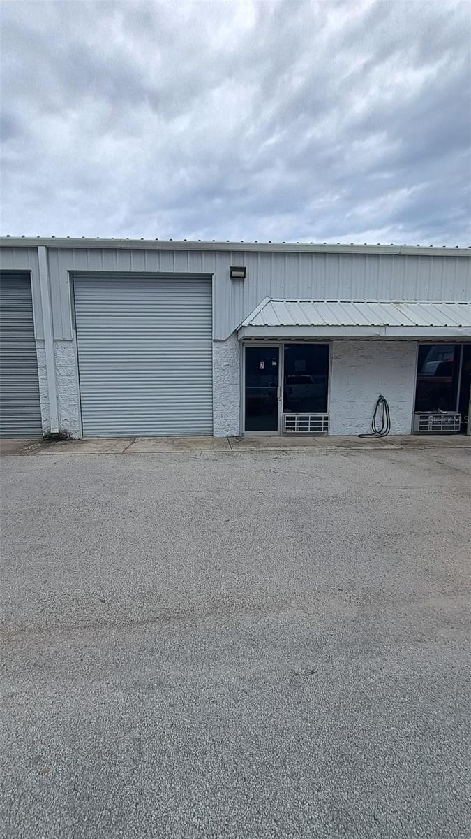 PRIME LOCATION IN SOUTH ORLANDO. Convenient to all major highways. Unit is cleaned and ready for a new tenant. 12ft. roll up door, reception area and bathroom. Must see today!! Application is required.