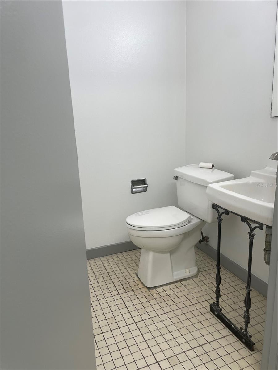 MARY JESS COMMERCE CENTER PROP - Commercial Lease