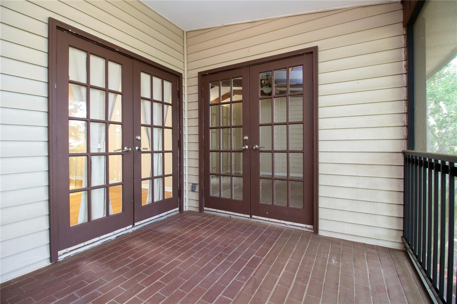 LAUREL OAKS AT COUNTRY WOODS CONDO - Residential