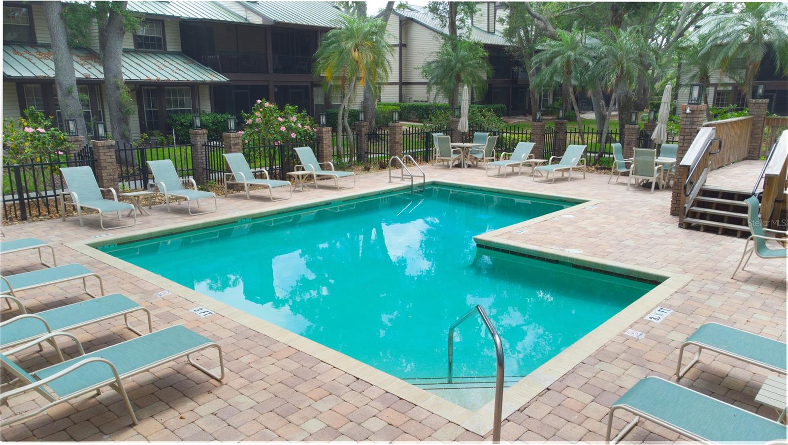 LAUREL OAKS AT COUNTRY WOODS CONDO - Residential
