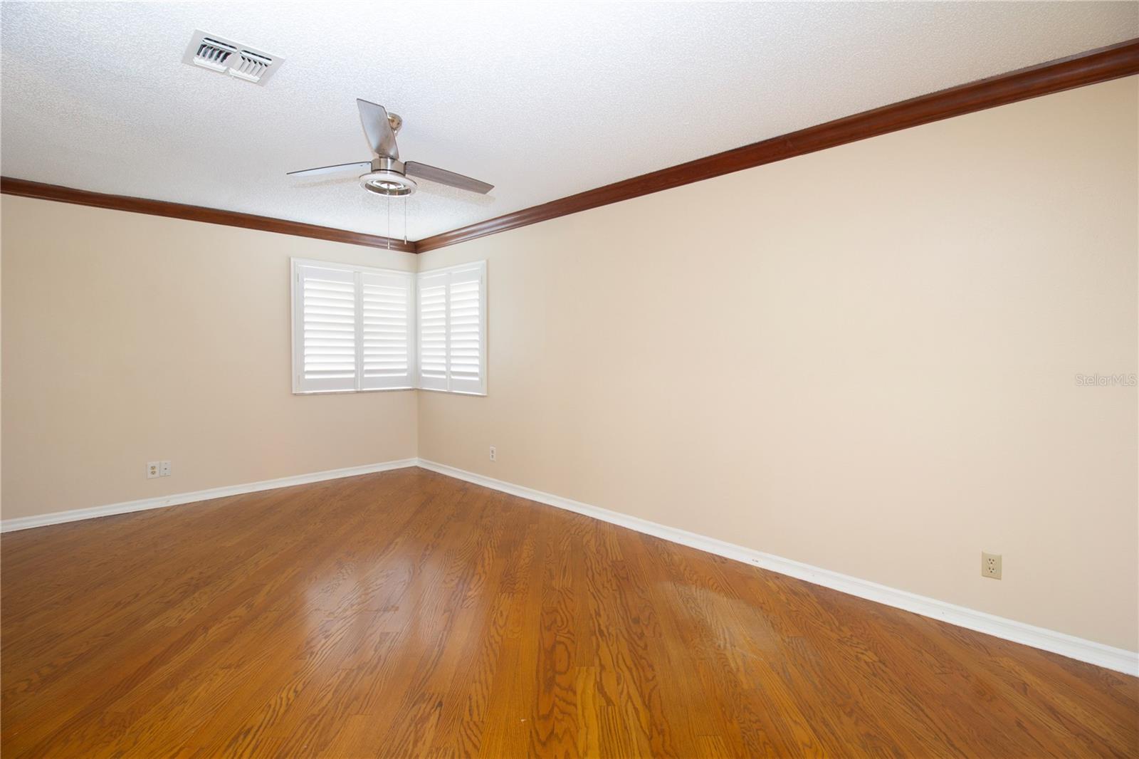 LAUREL OAKS AT COUNTRY WOODS CONDO - Residential