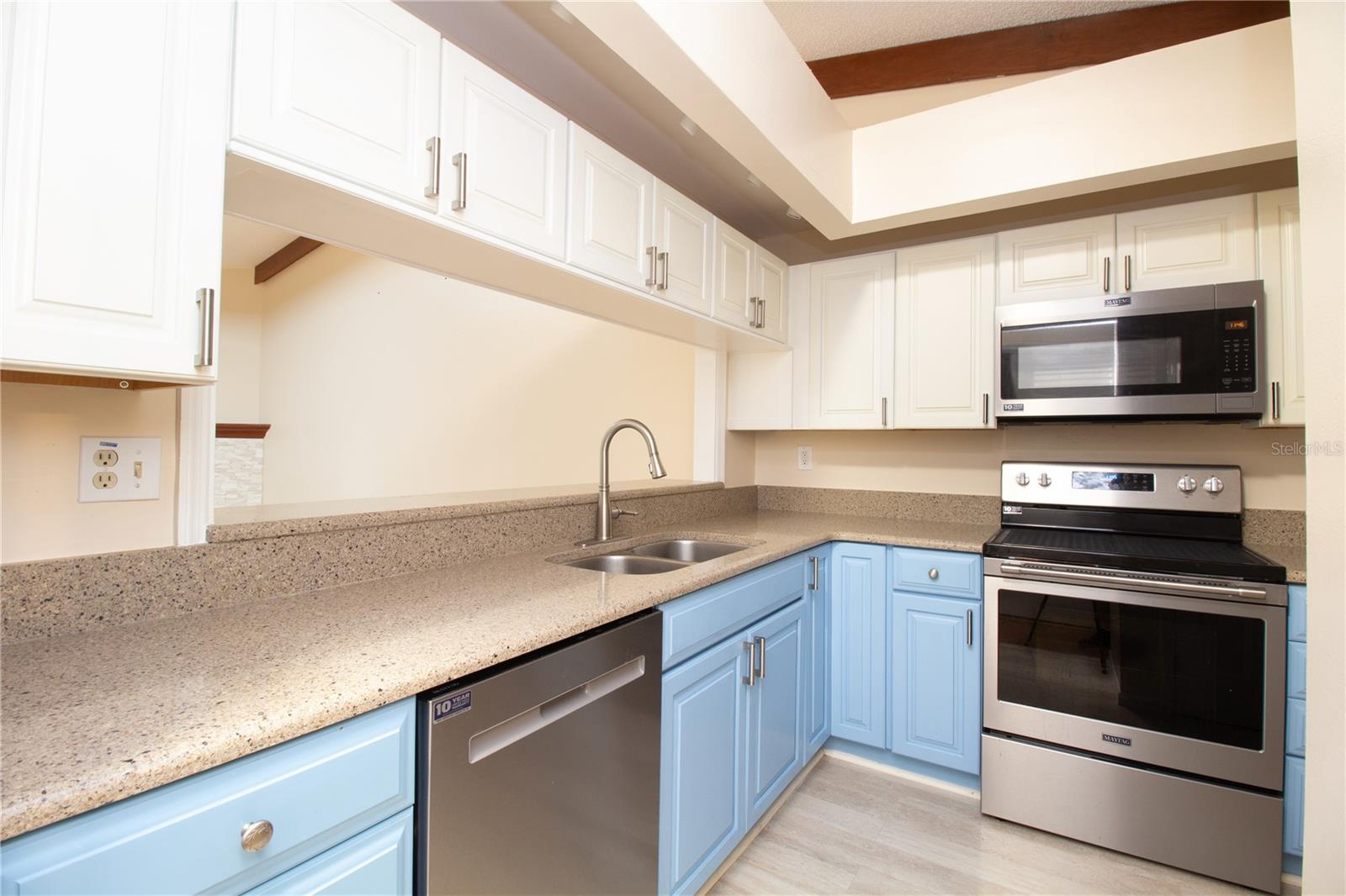 LAUREL OAKS AT COUNTRY WOODS CONDO - Residential
