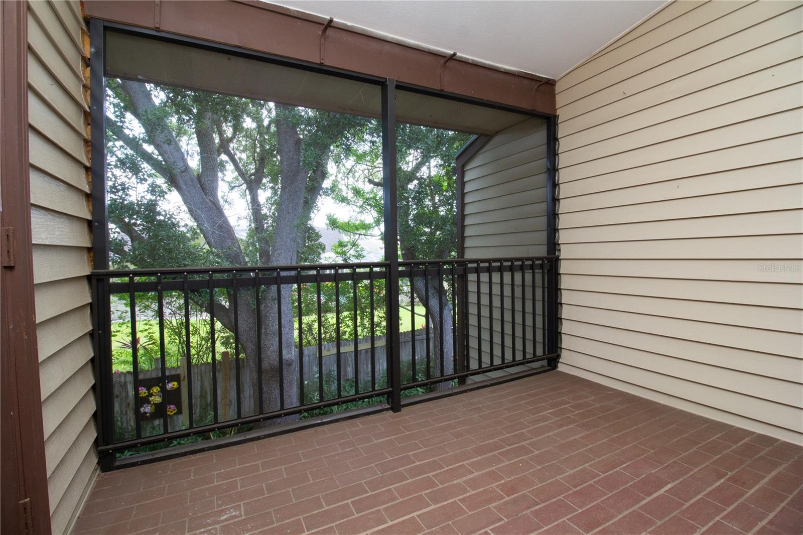 LAUREL OAKS AT COUNTRY WOODS CONDO - Residential