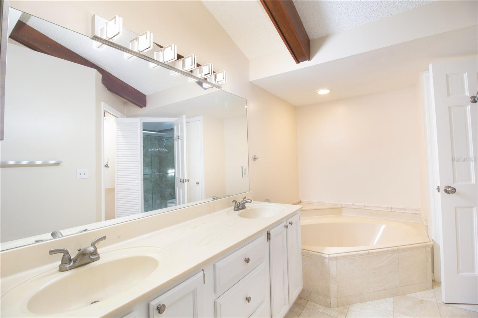 LAUREL OAKS AT COUNTRY WOODS CONDO - Residential