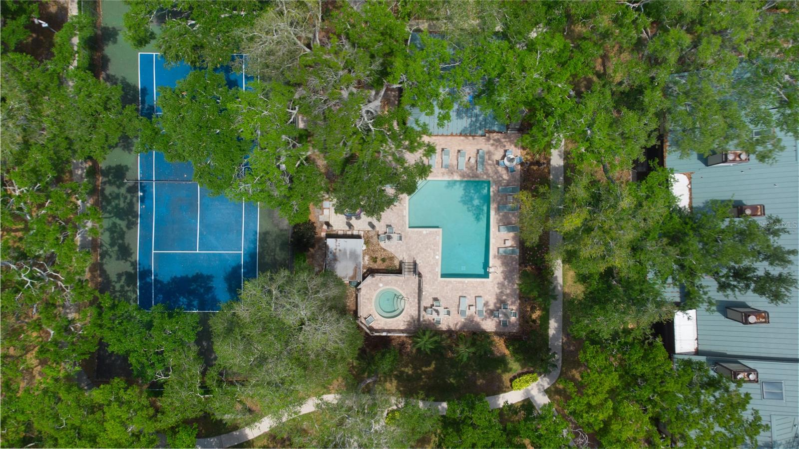 LAUREL OAKS AT COUNTRY WOODS CONDO - Residential