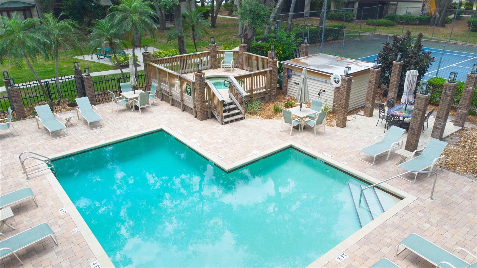 LAUREL OAKS AT COUNTRY WOODS CONDO - Residential
