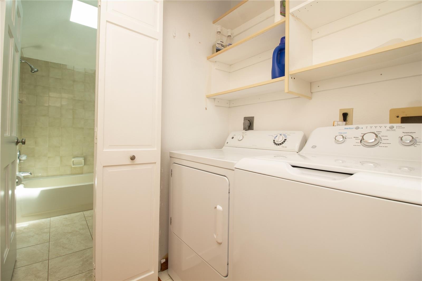 LAUREL OAKS AT COUNTRY WOODS CONDO - Residential
