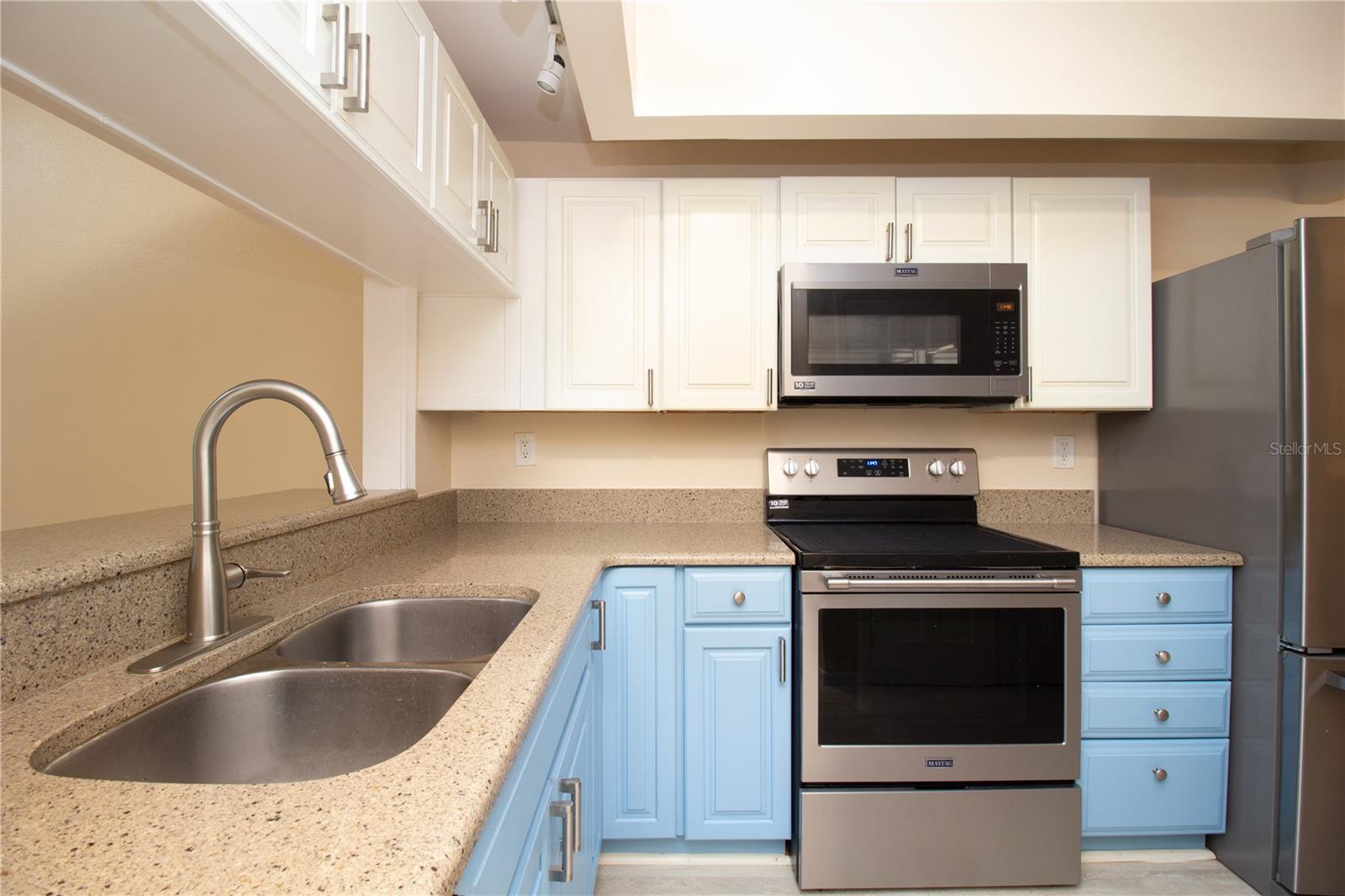 LAUREL OAKS AT COUNTRY WOODS CONDO - Residential