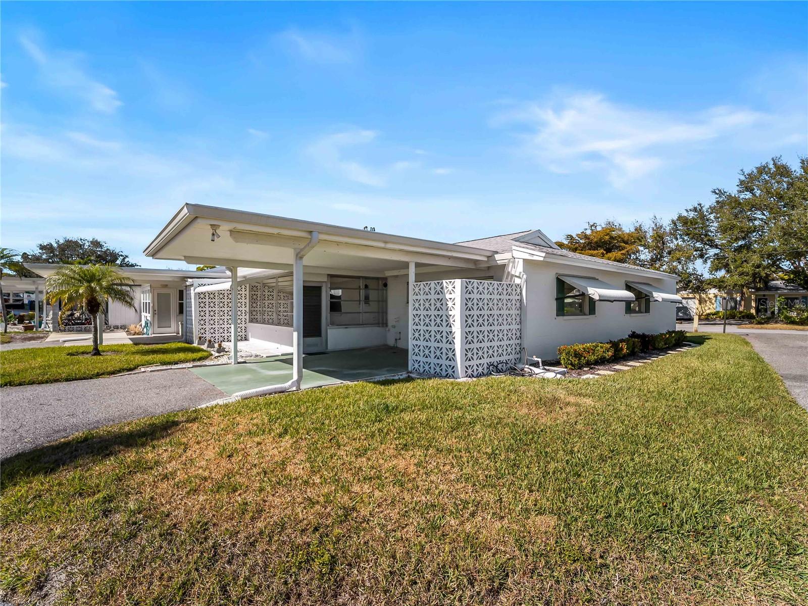 BEACH MANOR VILLAS - Residential