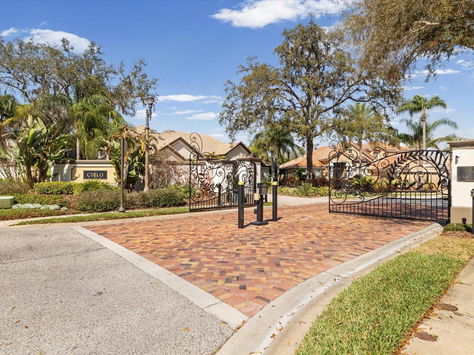 CHAMPIONS CLUB - Residential