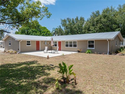 A home in LAKE WALES