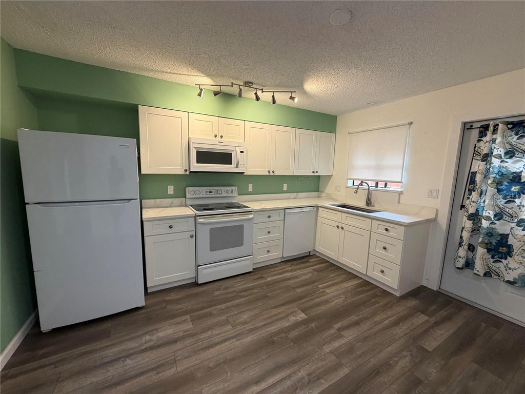 Photo of 2006 7th Avenue W #B, Bradenton, FL 34205 (MLS # A4708949)