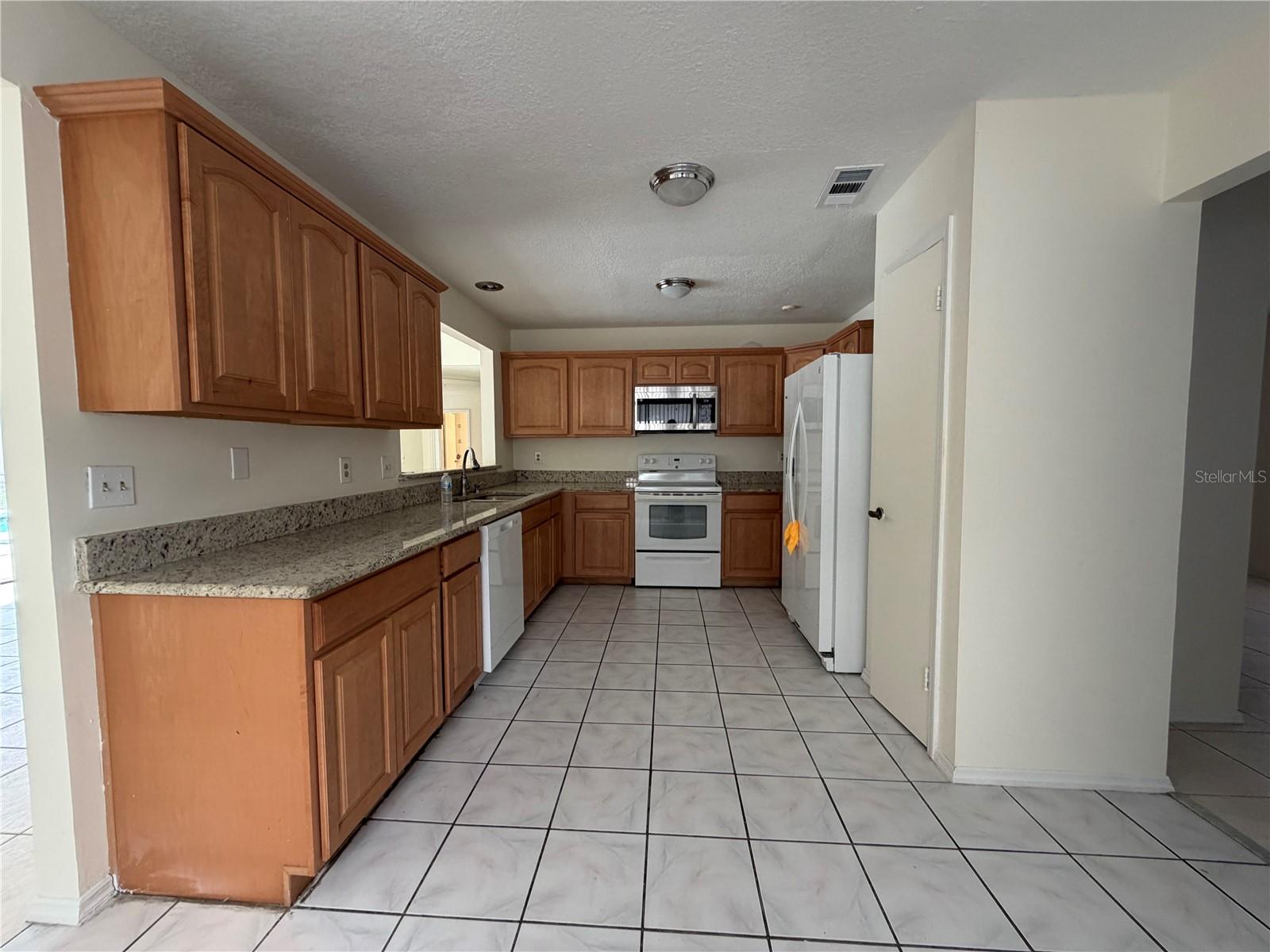 LAKEWOOD AT THE CROSSINGS UNIT 4 - Residential Lease