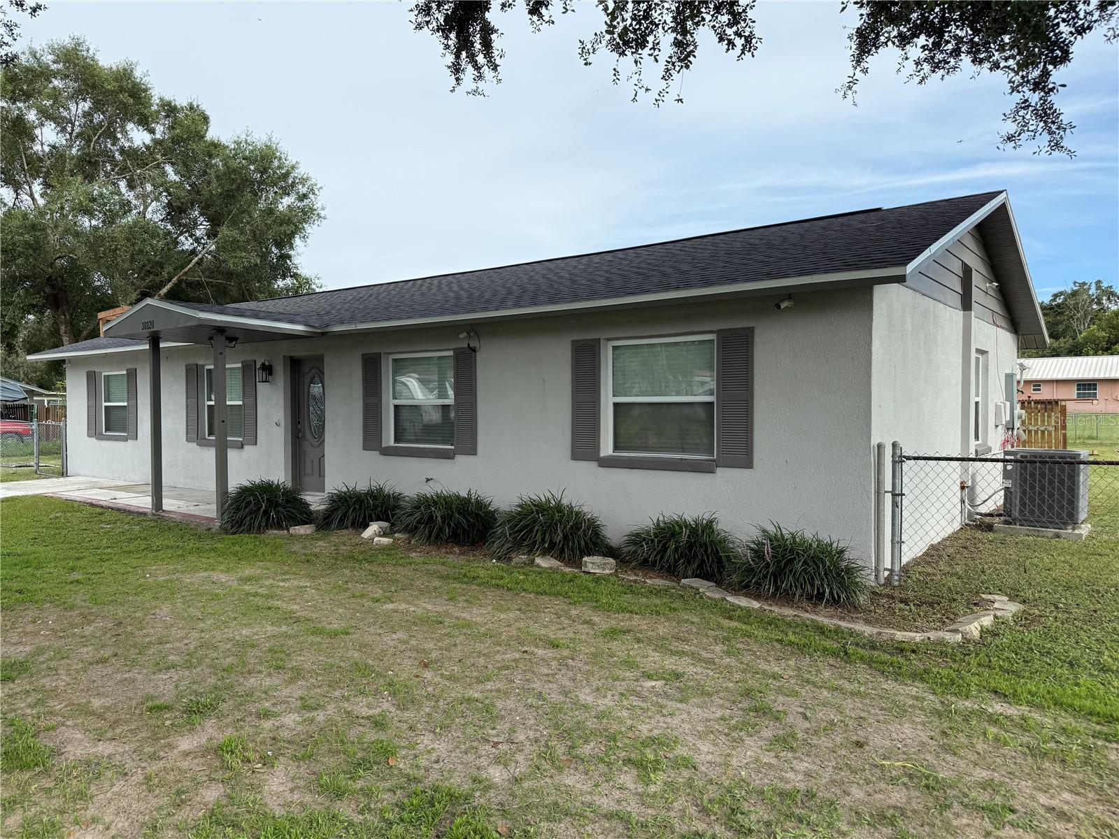 Welcome home to 38820 Tall Drive, Zephyrhills—a charming ranch-style house FOR RENT with 1,596?sq?ft of comfortable living space on a generous 0.58-acre lot.
This 3 bed, 2 bath features: an open layout, tile and laminate flooring, inside laundry room and a 2 car garage!
The kitchen comes equipped with full appliances (dishwasher, range, microwave, refrigerator), and ceiling fans keep things pleasant year-round. Located on a quiet dead-end street in Cambridge Clark Estates, you’ll be just minutes from grocery stores, dining, Walmart, Lowe’s, and Zephyrhills Hospital. Don’t miss this rare half-acre rental opportunity in Zephyrhills—schedule a showing today!