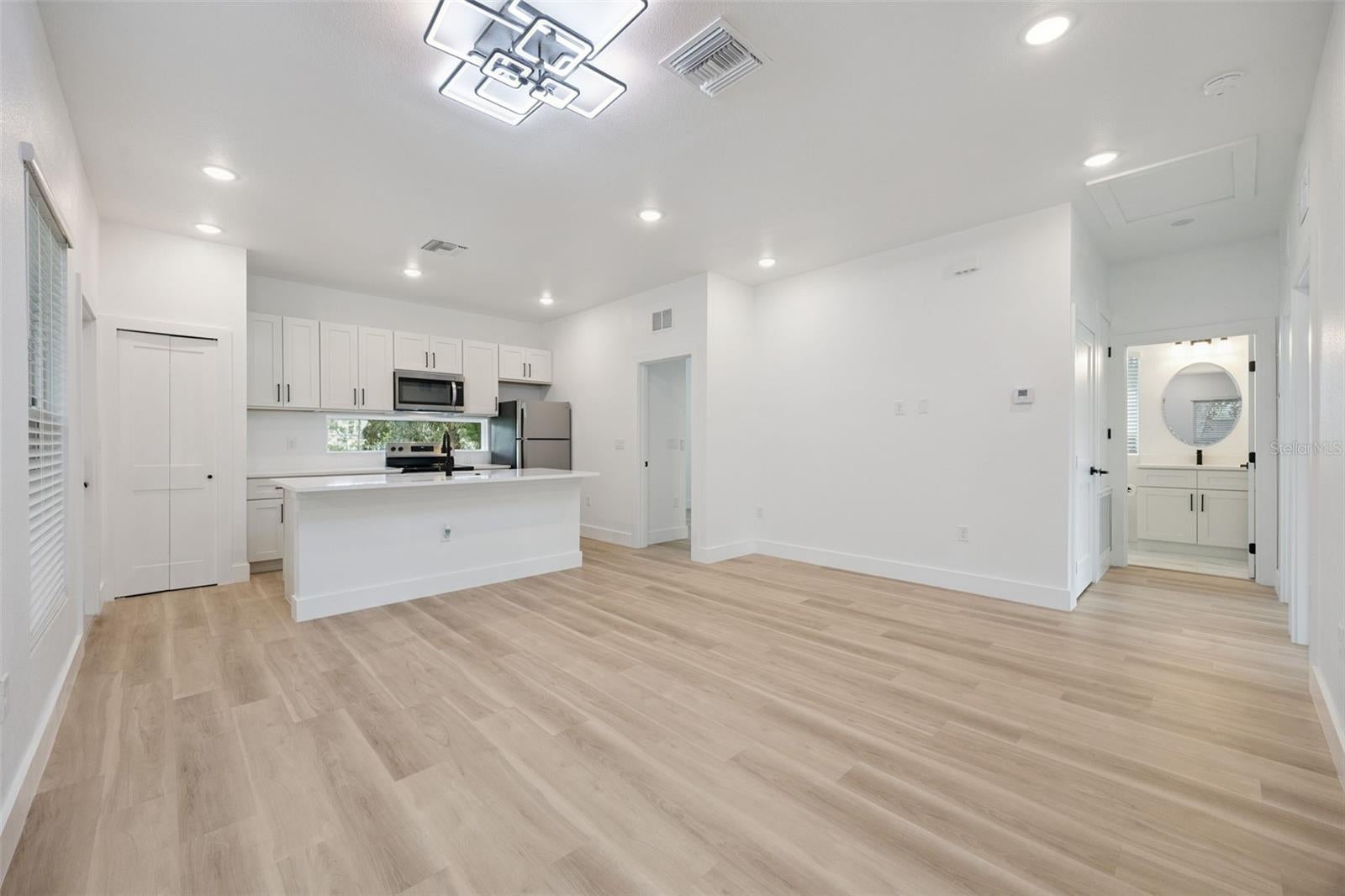 521 W HERRIOTT AVENUE