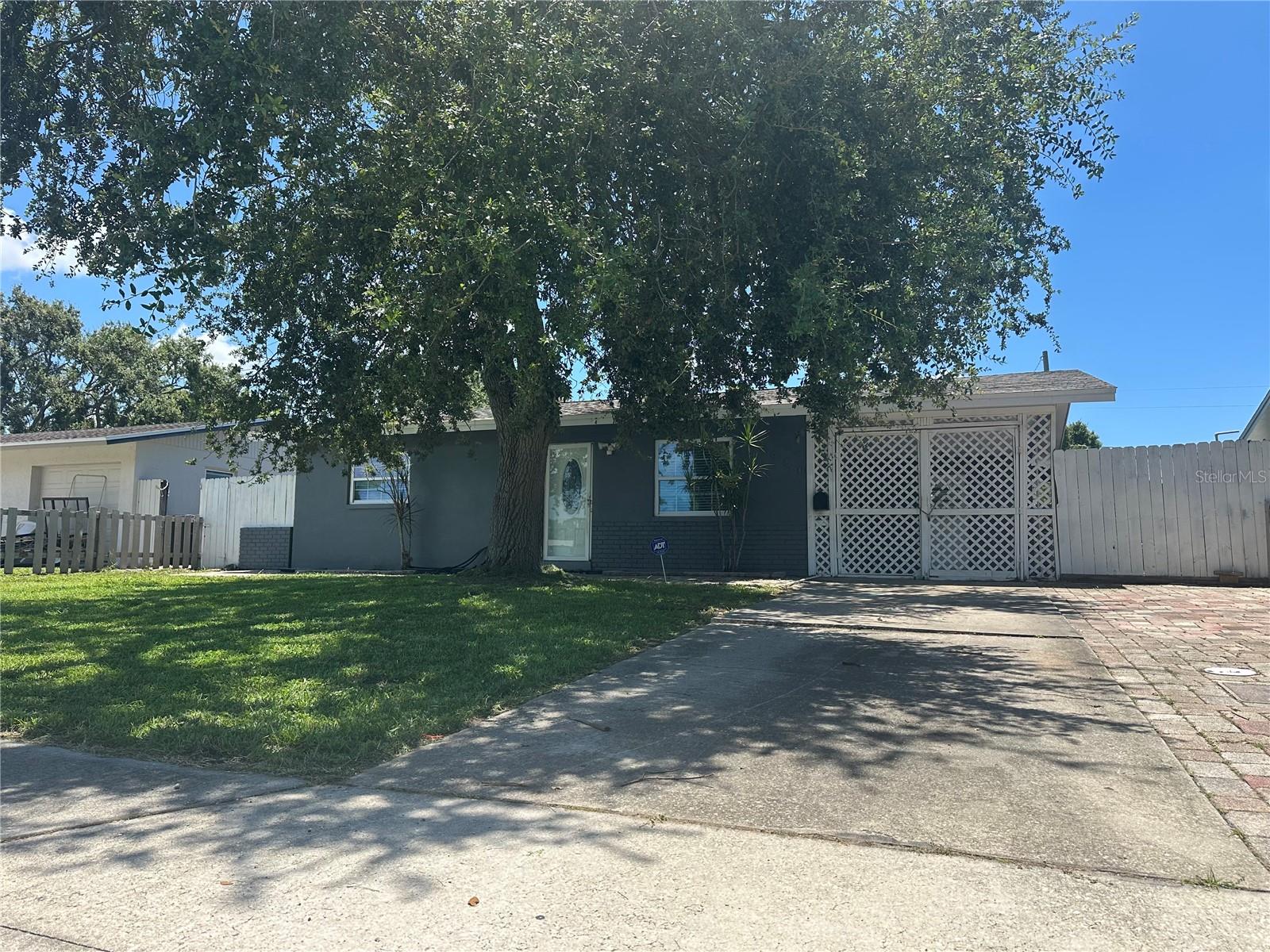 Beautiful 2 bed 1 bath house in a great Pinellas Park area. This home has a large open floor plan. Big kitchen with lots of cabinets for extra storage. Two large sized bedrooms with plenty of closet space. Near to many amenities including shopping centers, restaurants, major highways and much more.