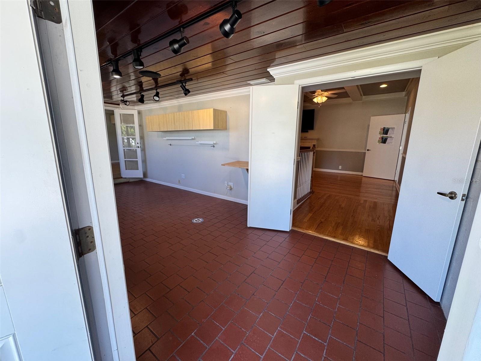 LINGER & NICHOLS SUB - Commercial Sale