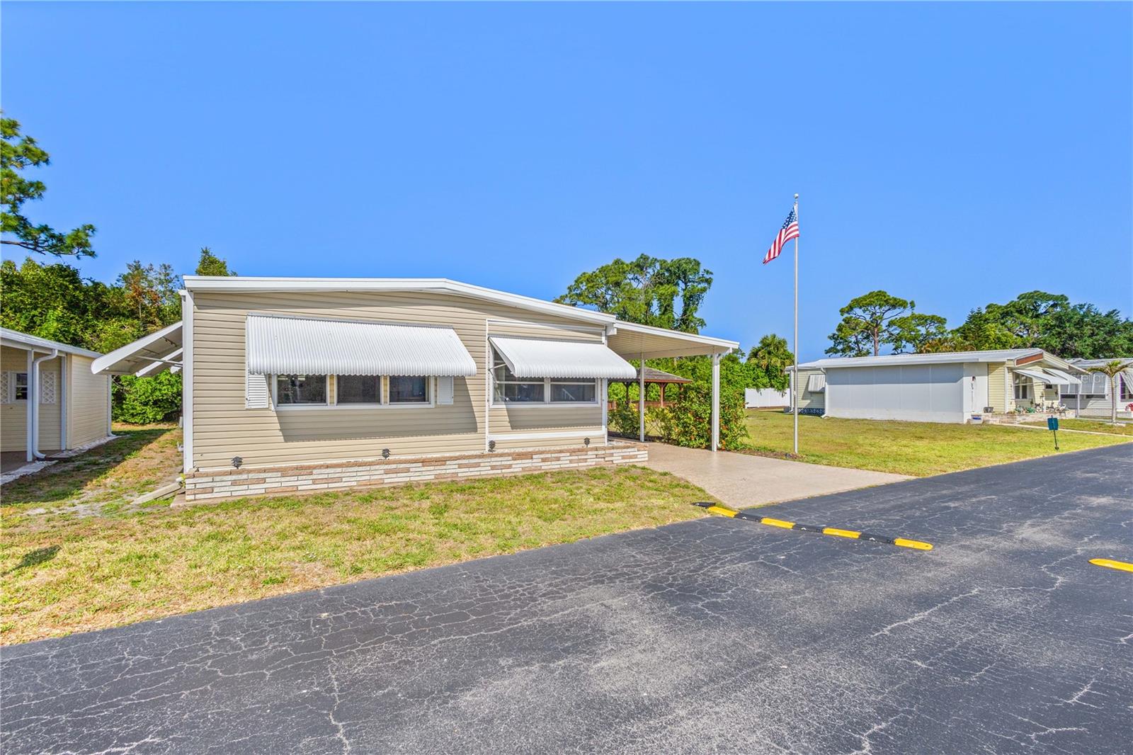 320 TROPIC DRIVE