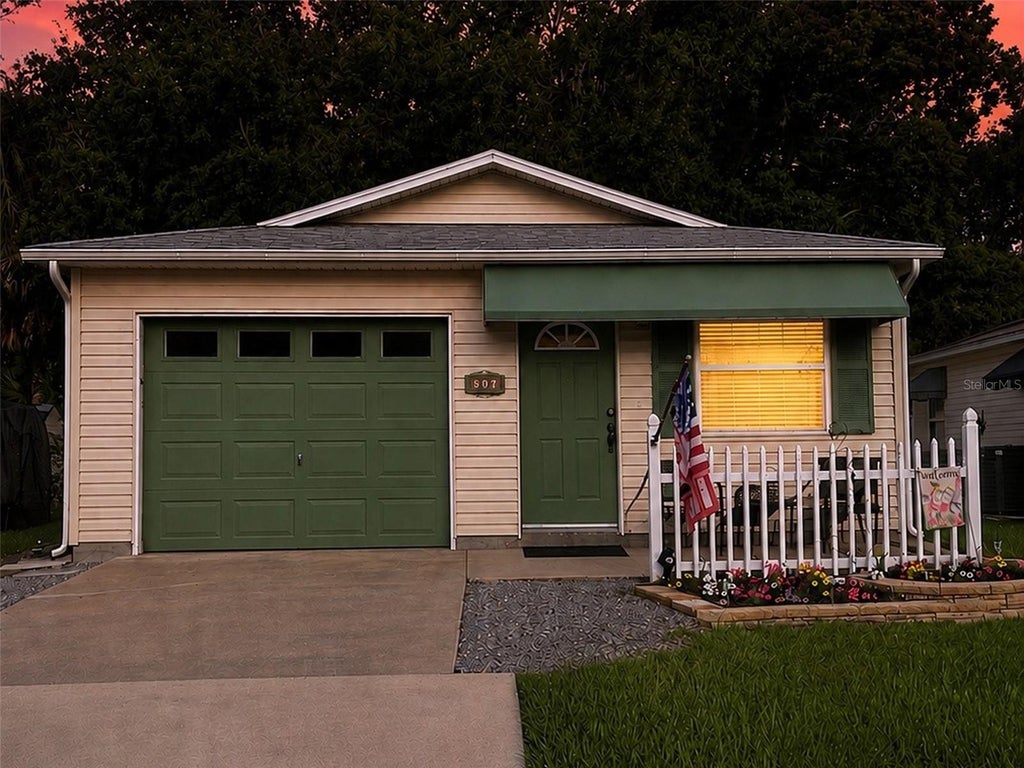 Photo of 507 Cottage Park Lane, Leesburg, FL 34748 (MLS # G5116515)
