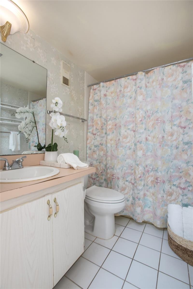 LAKESIDE CONDO APTS - Residential