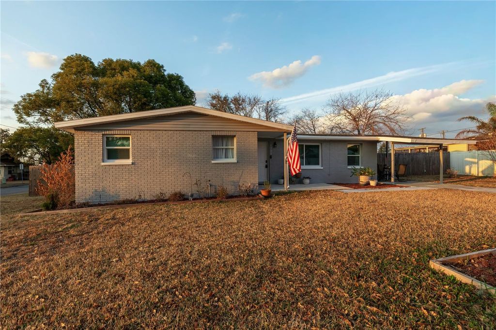 Photo of 1300 NE 6th Street, Mulberry, FL 33860 (MLS # O6382568)