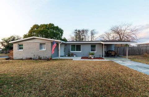 Photo of 1300 NE 6th Street, Mulberry, FL 33860 (MLS # O6382568)