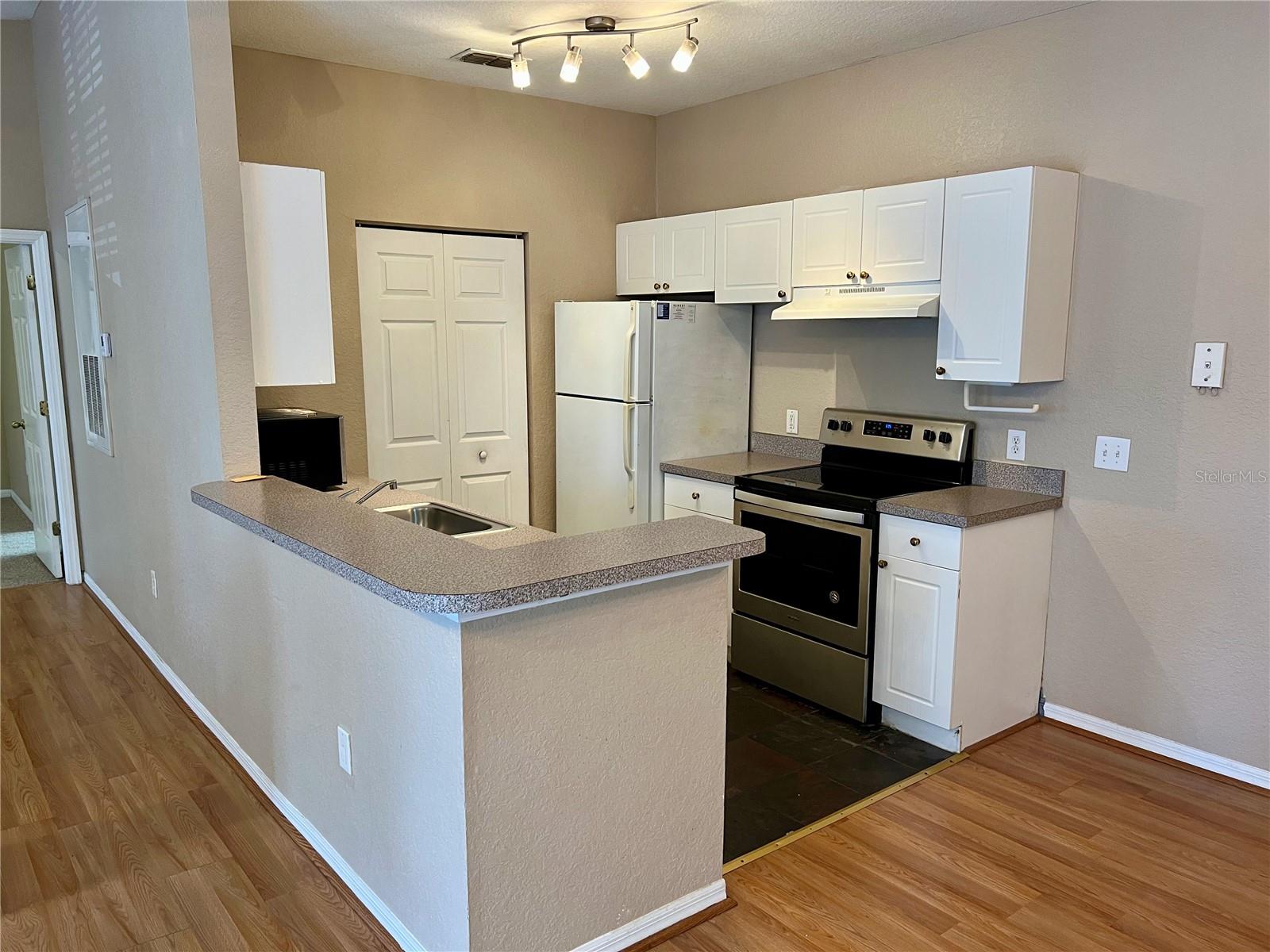 CRESCENT PLACE AT LAKE LOTUS CONDO - Residential Lease