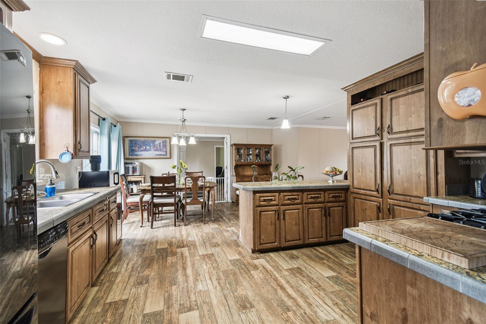 ROYAL HILLS - Residential