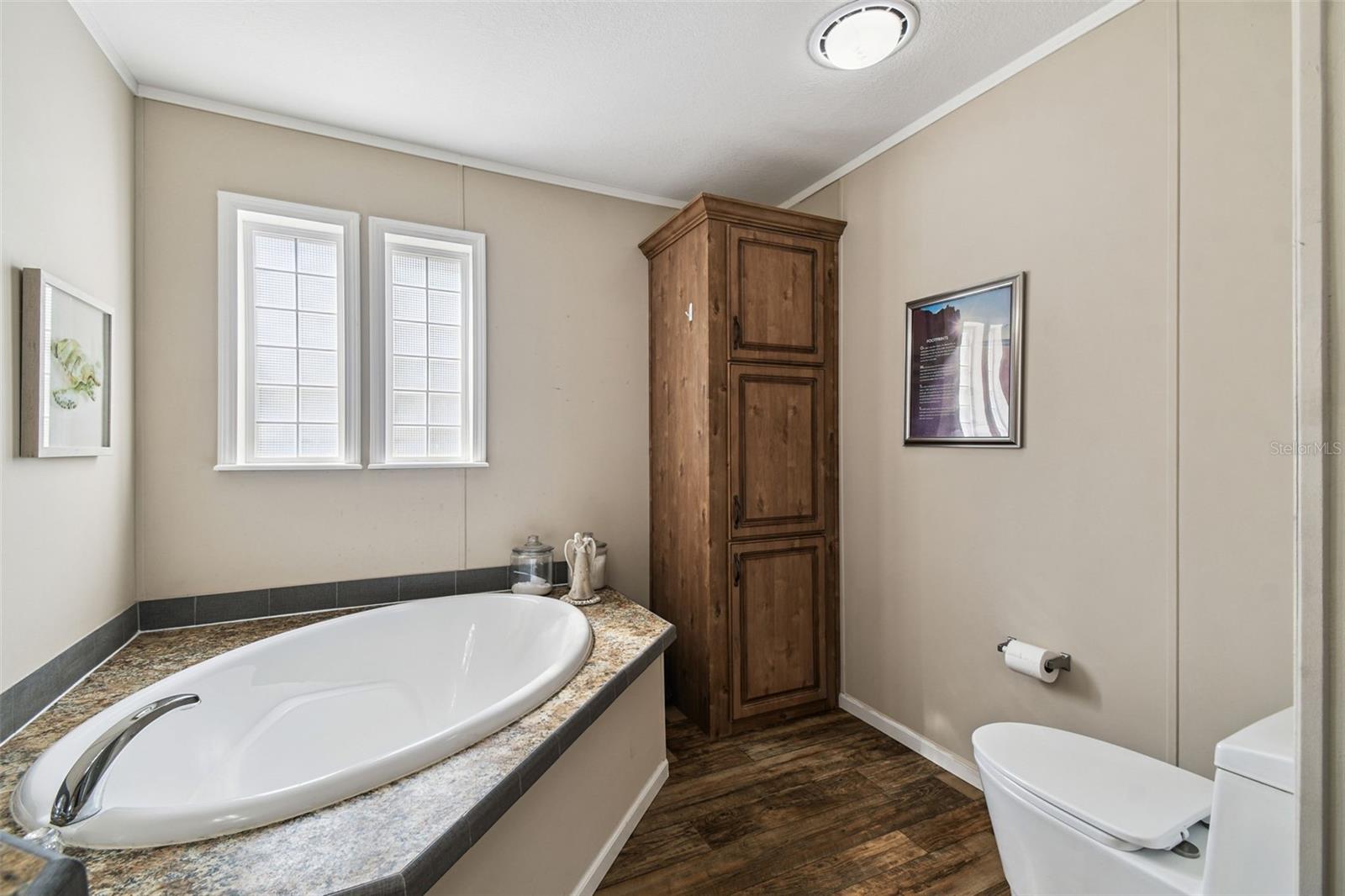 ROYAL HILLS - Residential