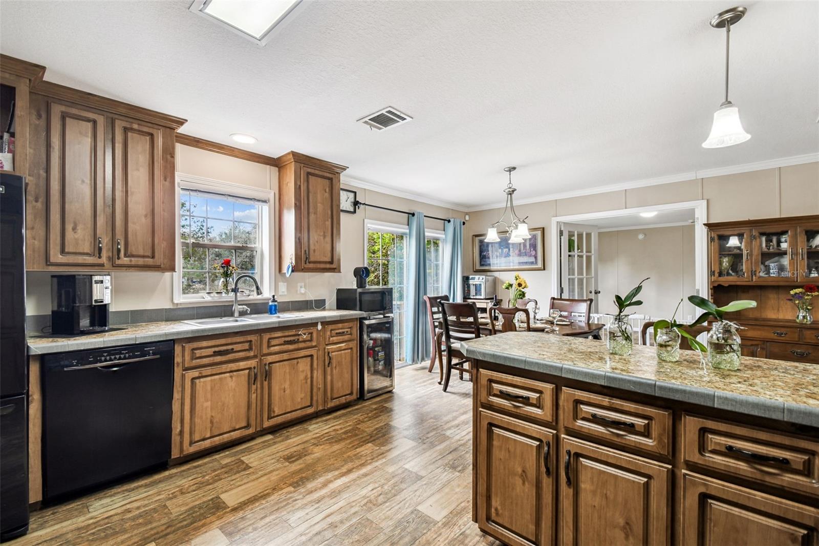 ROYAL HILLS - Residential