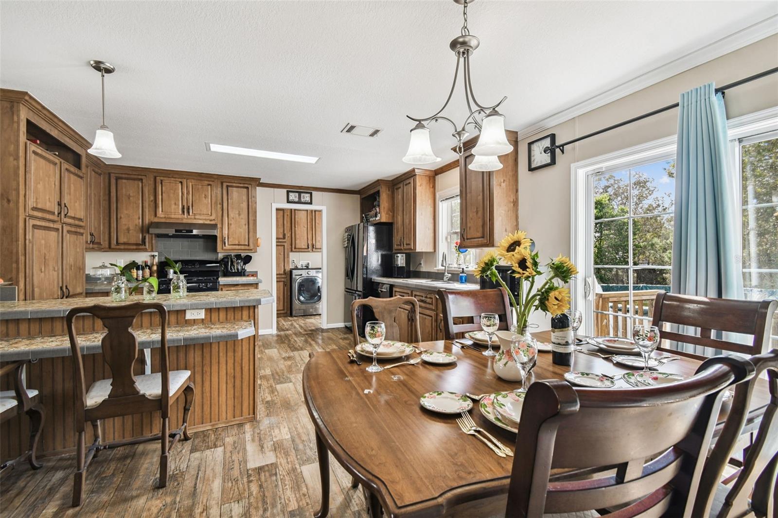 ROYAL HILLS - Residential