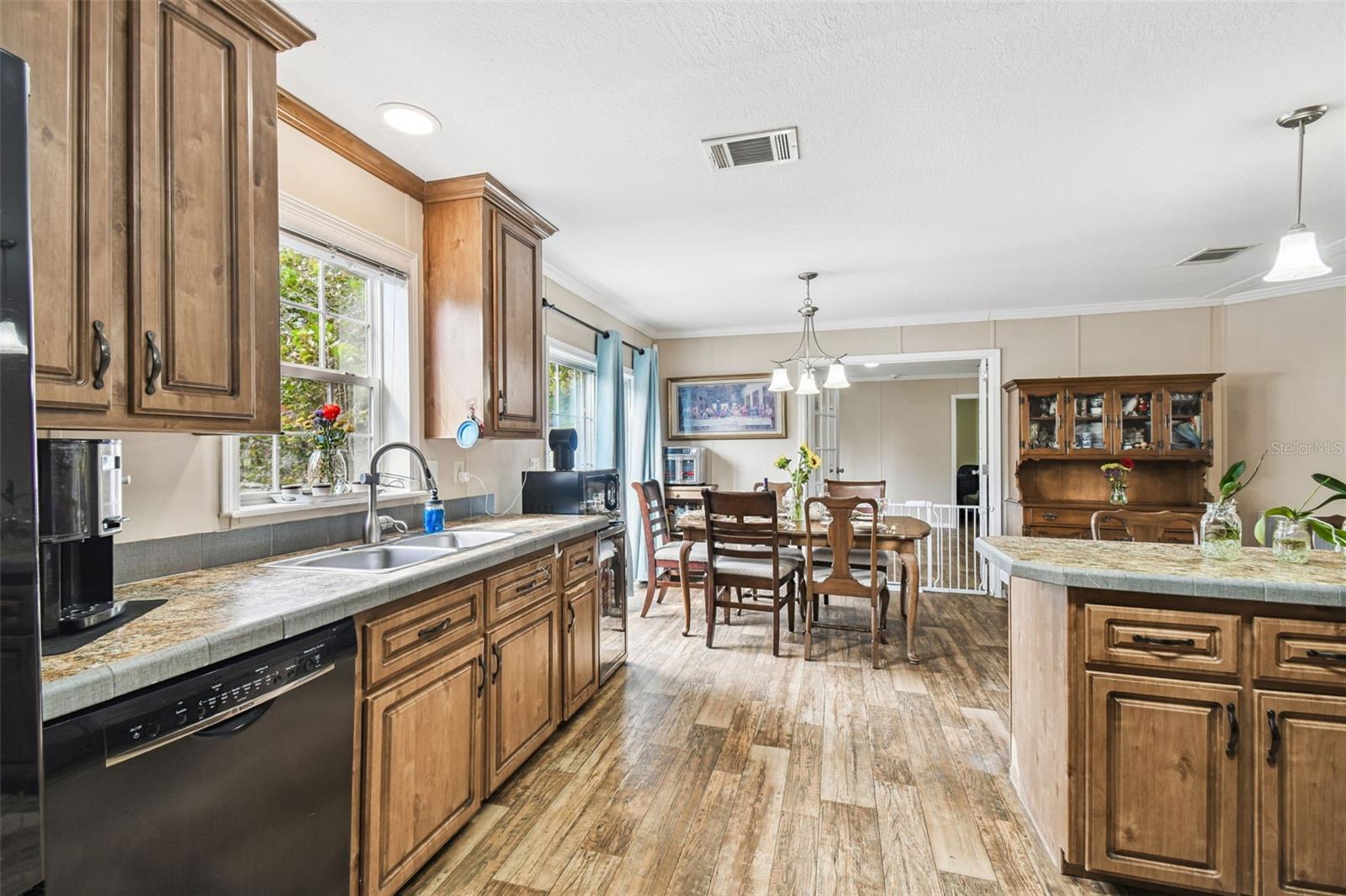 ROYAL HILLS - Residential