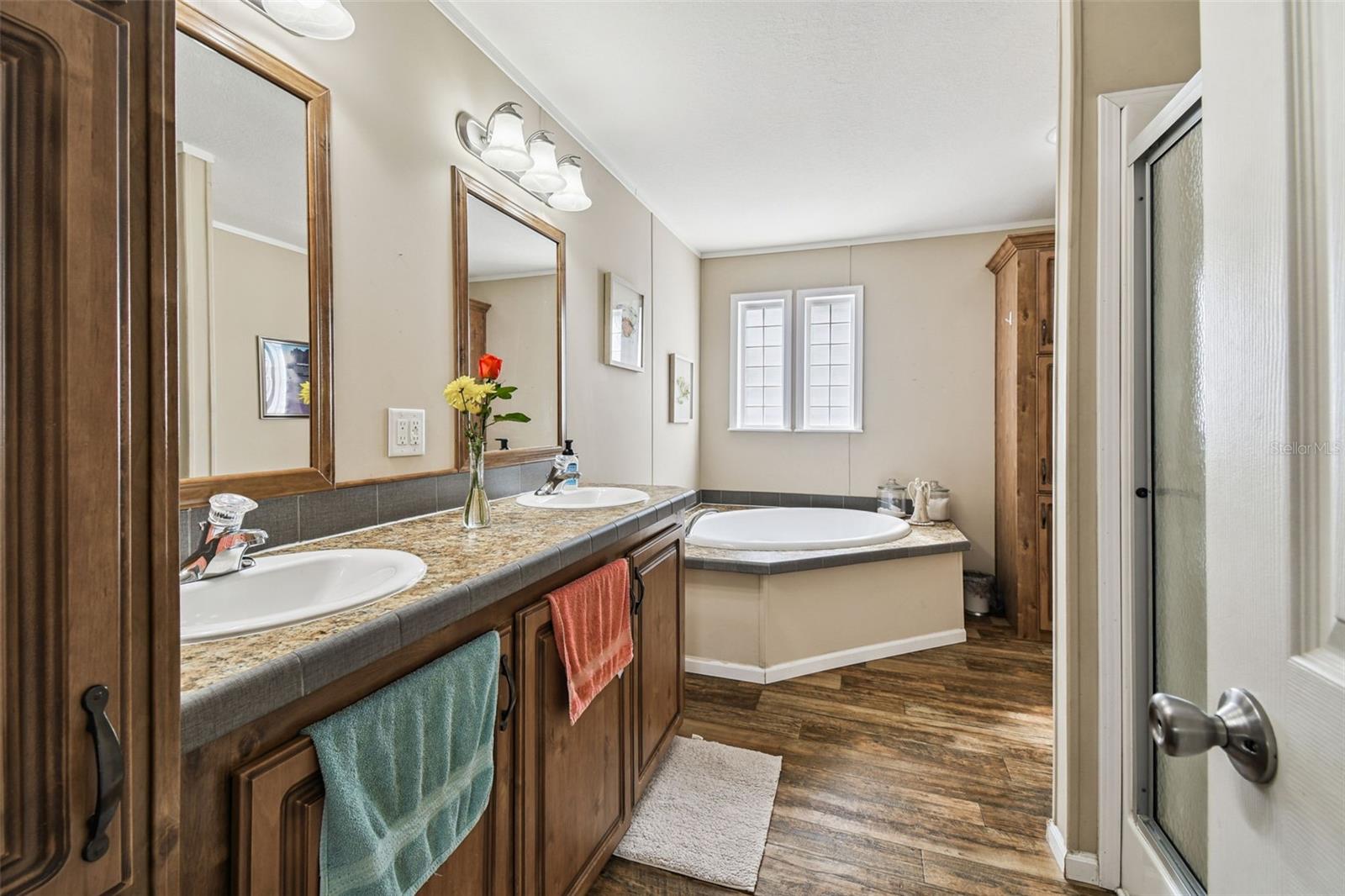 ROYAL HILLS - Residential