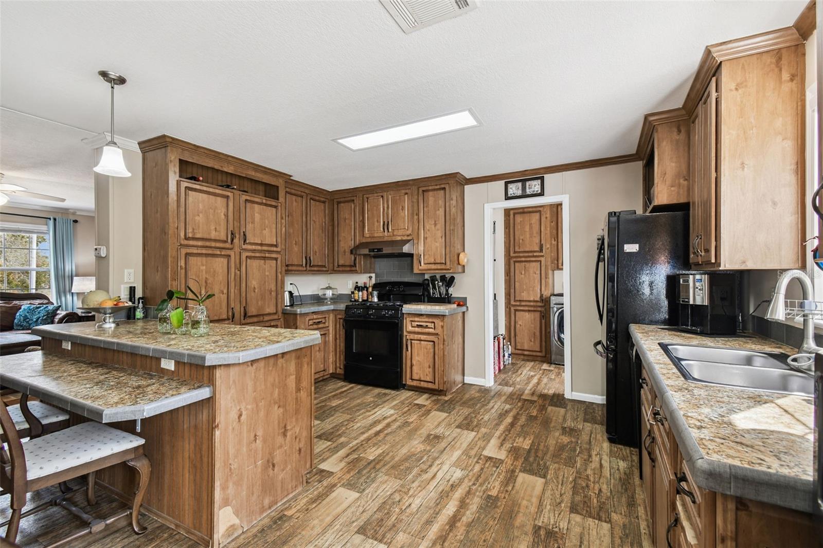 ROYAL HILLS - Residential