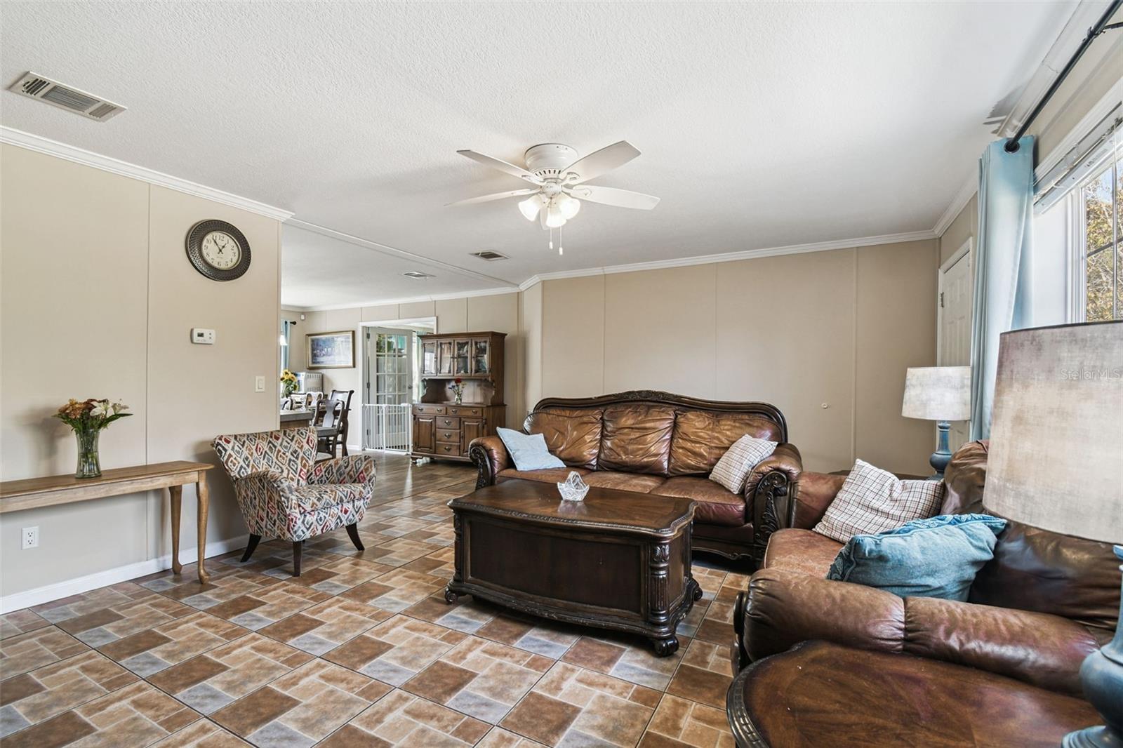 ROYAL HILLS - Residential