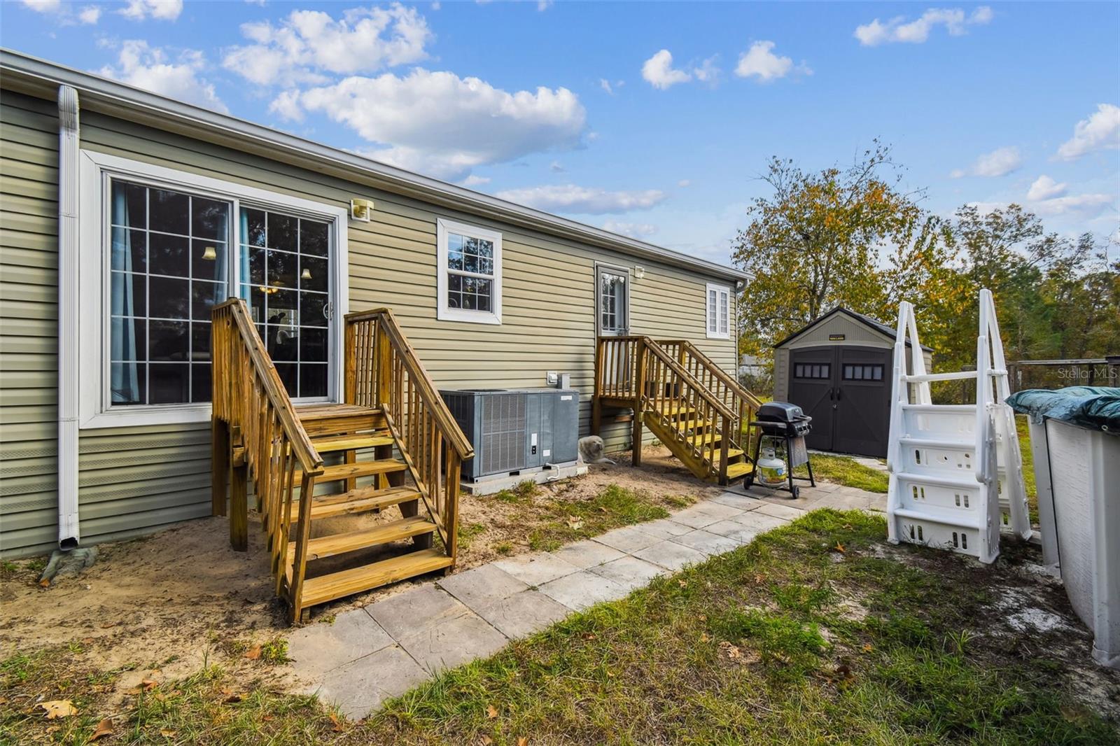 ROYAL HILLS - Residential