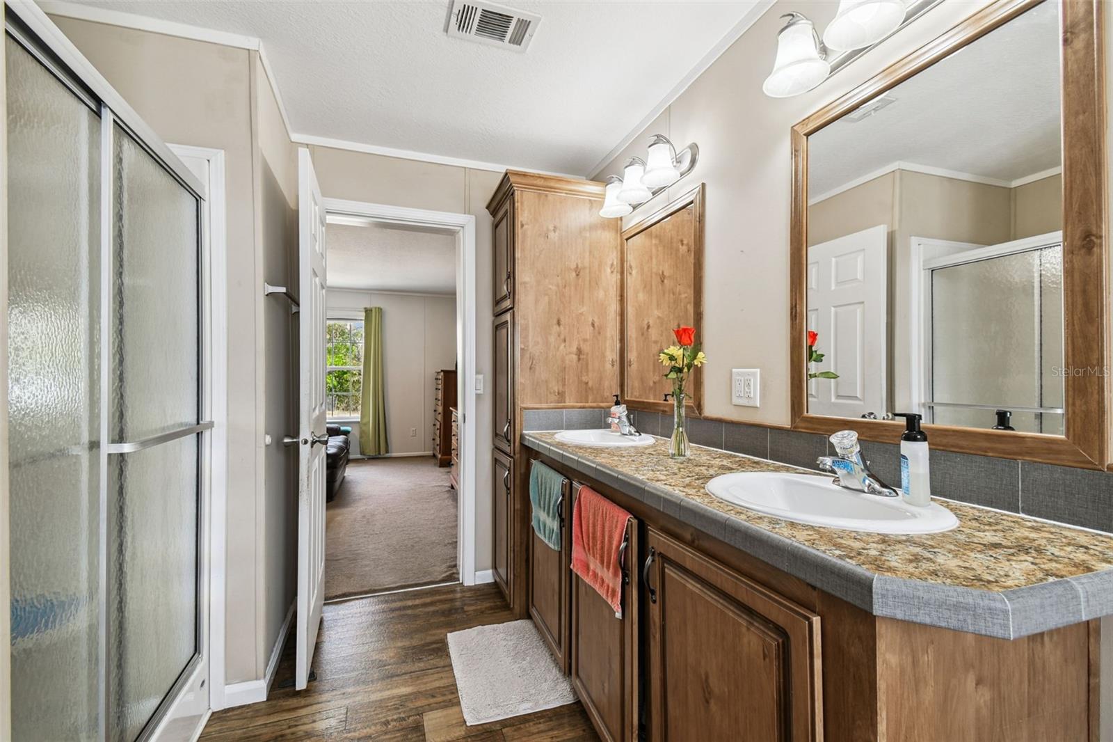 ROYAL HILLS - Residential