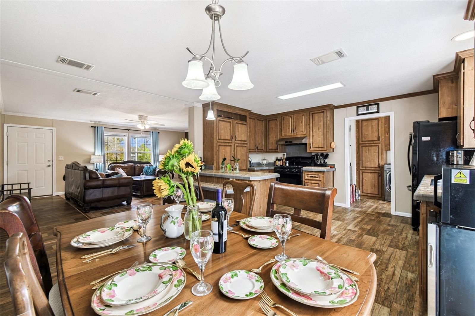 ROYAL HILLS - Residential