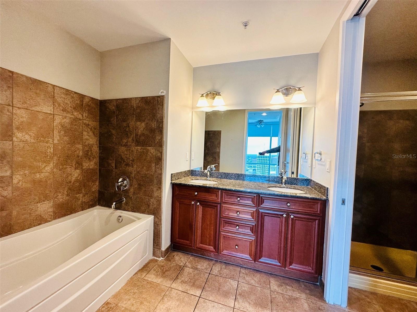 VUE/LK EOLA - Residential Lease