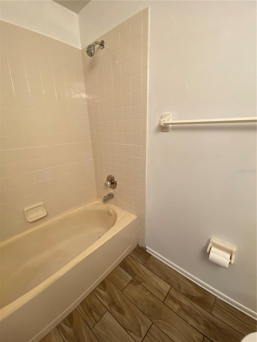 HEATHER LAKES UNIT XXI PH C - Residential Lease